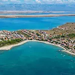 On Island Near Sandy Beaches * Vir