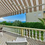 Apartment On Island Near Sandy Beaches *