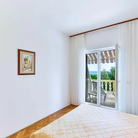 On Island Near Sandy Beaches * ויר