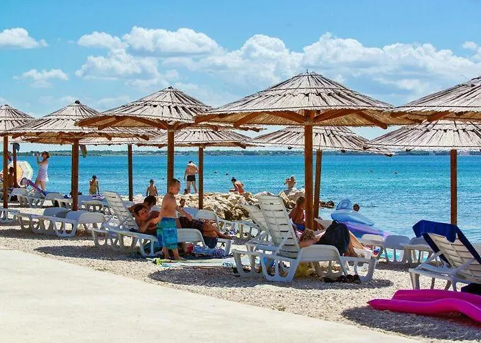 On Island Near Sandy Beaches ויר