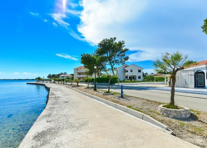 On Island Near Sandy Beaches * ויר