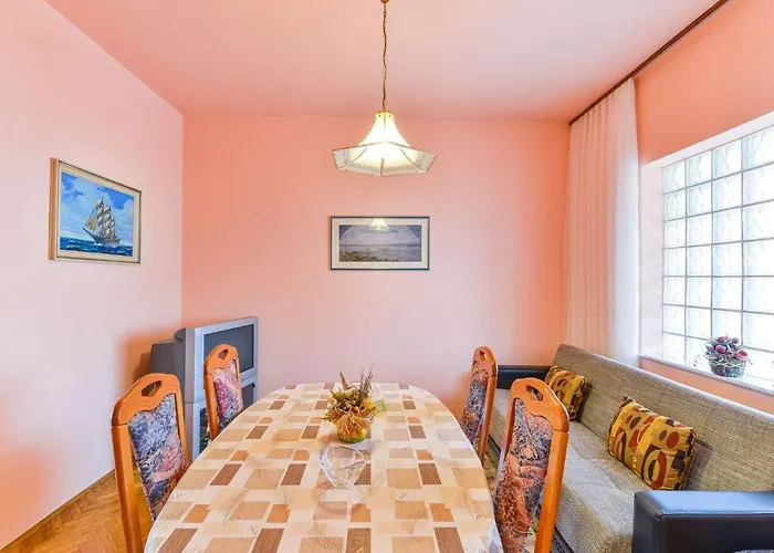 On Island Near Sandy Beaches Daire