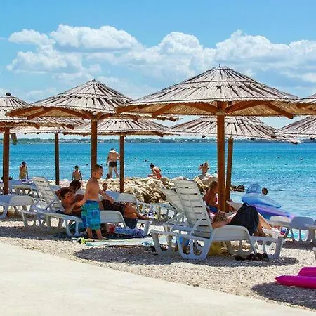 On Island Near Sandy Beaches ויר
