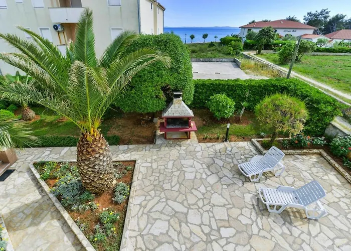 On Island Near Sandy Beaches 비르