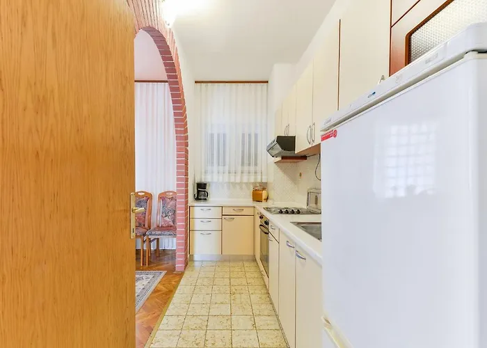 On Island Near Sandy Beaches 비르