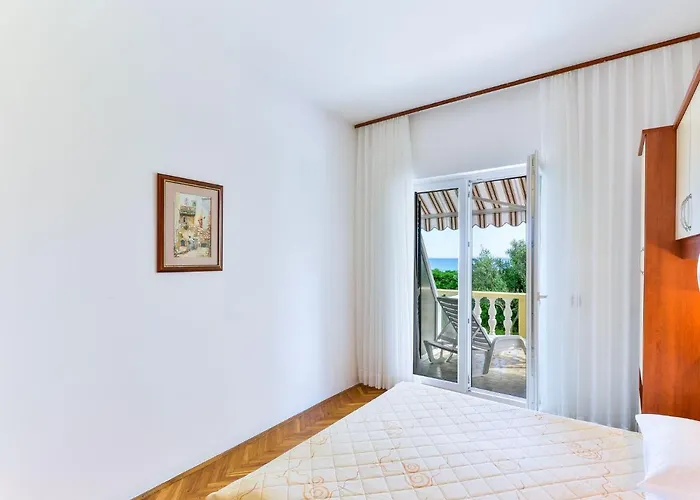 On Island Near Sandy Beaches * 비르